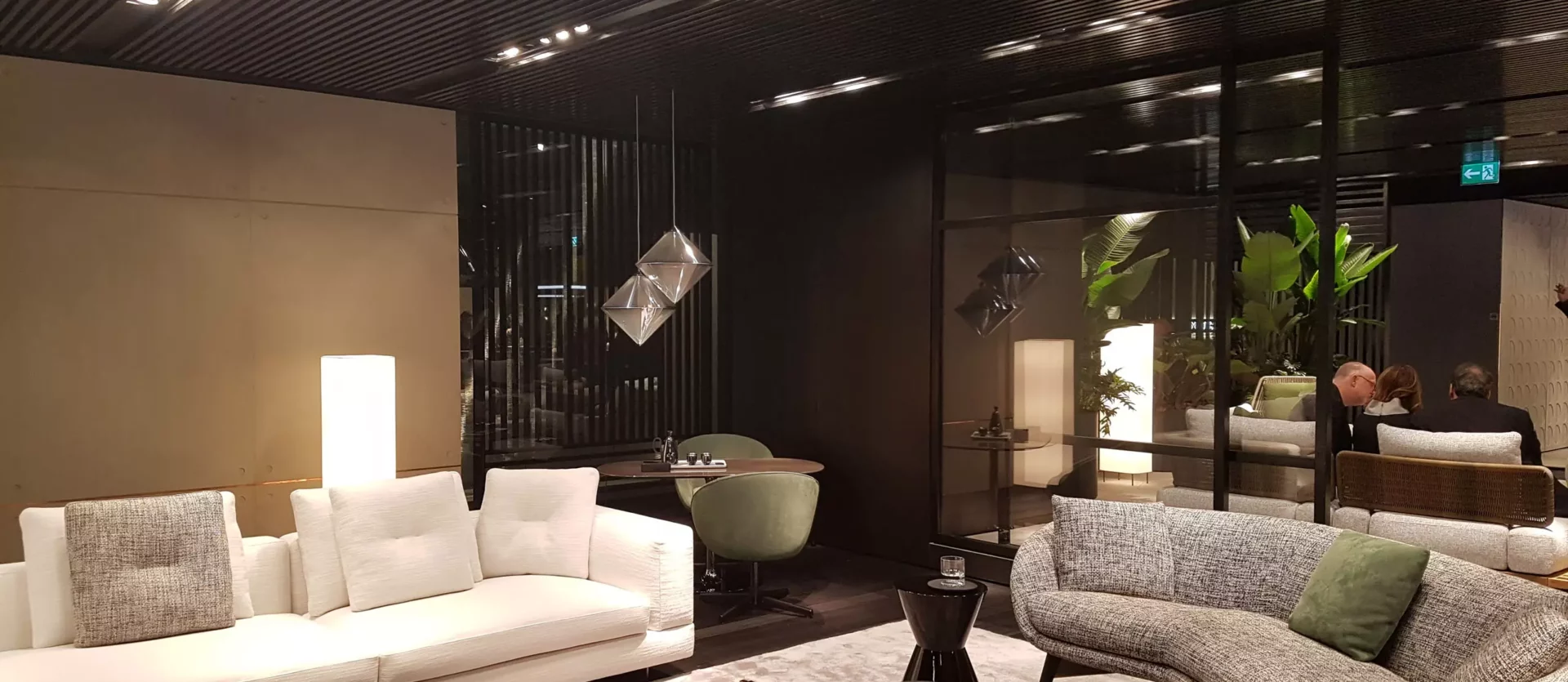 Moderner Showroom mit Minotti Sofas, Couchtischen und stilvoller Innenarchitektur in Salzburg Studio Reiter