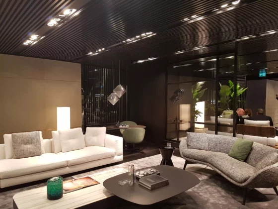 Moderner Showroom mit Minotti Sofas, Couchtischen und stilvoller Innenarchitektur in Salzburg Studio Reiter