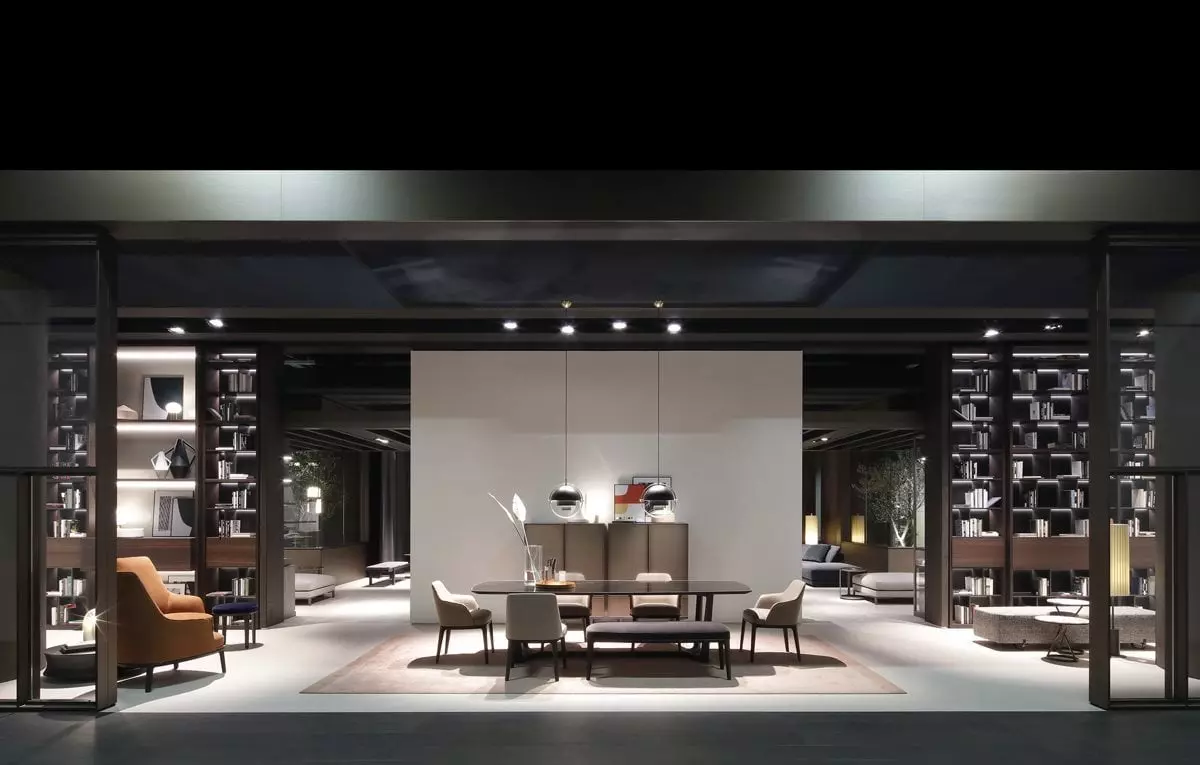 Modernes Wohnzimmer mit Poliform Esstisch, gepolsterten Stühlen, Bücherregalen und indirekter Beleuchtung im Showroom für