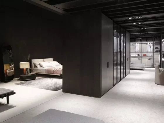 Modernes Schlafzimmer mit Poliform Bett, begehbarem Kleiderschrank mit Glasfronten und elegantem Wohnraumkonzept in