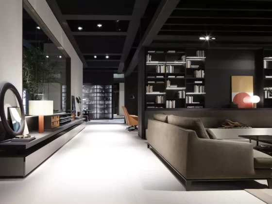 Modernes Wohnzimmer mit Poliform Sofa, beleuchtetem Bücherregal, Sideboard mit Dekoration und offenem Raumkonzept in dunkler