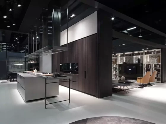 Moderne Poliform Küche mit Kochinsel und dunklen Holzfronten, angrenzender Wohnbereich mit Designermöbeln und integrierter