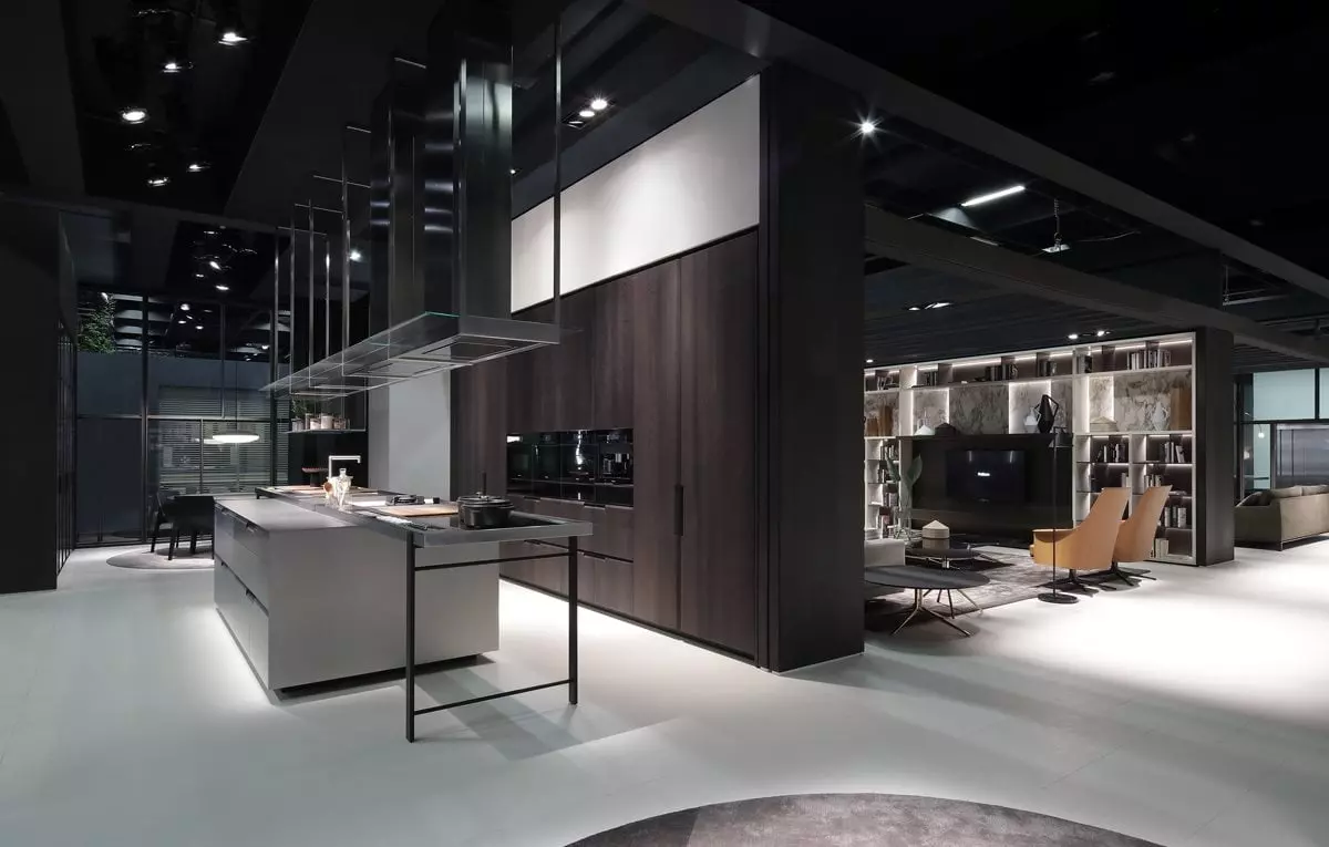 Moderne Poliform Küche mit Kochinsel und dunklen Holzfronten, angrenzender Wohnbereich mit Designermöbeln und integrierter