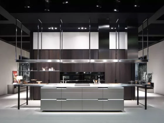 Moderne Poliform Küche mit Kücheninsel, dunklen Holzfronten und integriertem Kochfeld in minimalistischem Showroomdesign