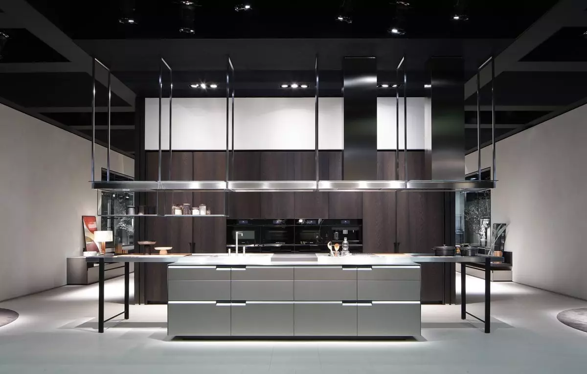 Moderne Poliform Küche mit Kücheninsel, dunklen Holzfronten und integriertem Kochfeld in minimalistischem Showroomdesign