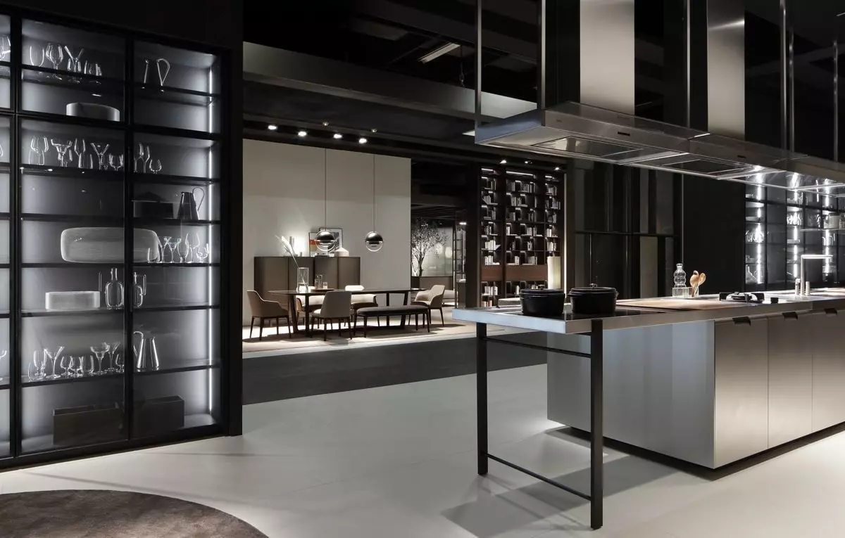 Moderne Poliform Küche mit Kochinsel und integriertem Dunstabzug, angrenzender Essbereich mit Designermöbeln und