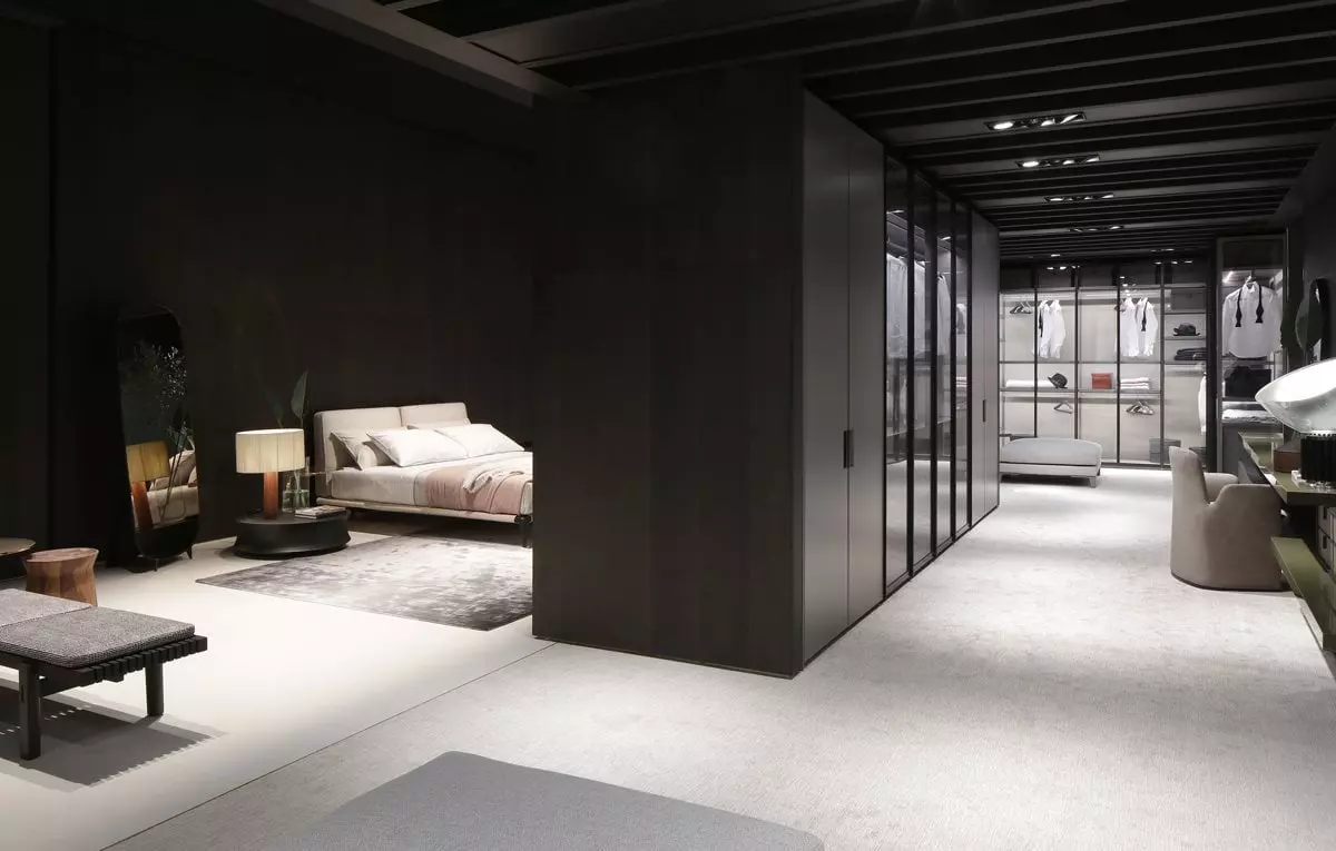 Modernes Schlafzimmer mit Poliform Designermöbeln, begehbarem Kleiderschrank mit Glasfronten und elegantem