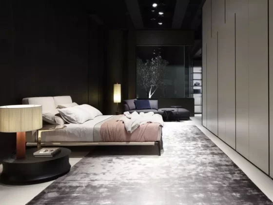 Modernes Schlafzimmer mit Poliform Bett, beigem Kopfteil, rosa Decke, grauem Teppich, Sideboard mit Lampe und Sitzbereich im