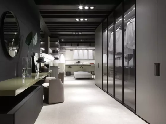 Moderner begehbarer Kleiderschrank mit Poliform Designermöbeln, Glasfronten, Sitzmöbeln und indirekter Beleuchtung