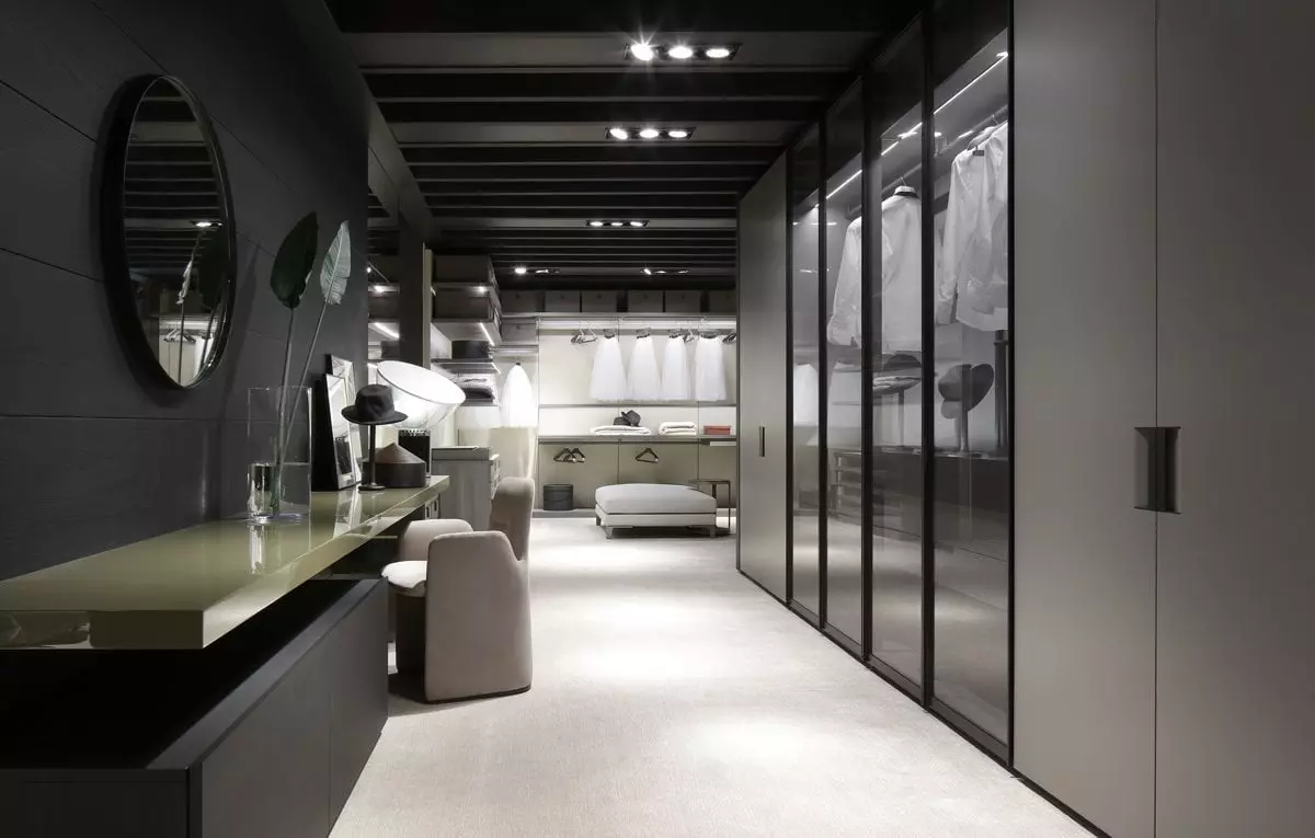Moderner begehbarer Kleiderschrank mit Poliform Designermöbeln, Glasfronten, Sitzmöbeln und indirekter Beleuchtung