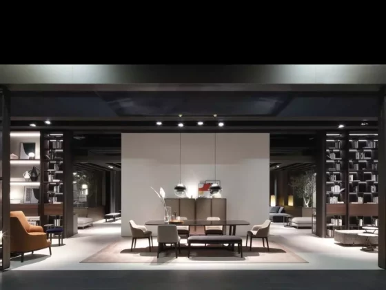 Moderner Showroom mit Poliform Essgruppe, Designermöbeln, Bücherregalen und stimmungsvoller Innenarchitektur bei Möbelmesse