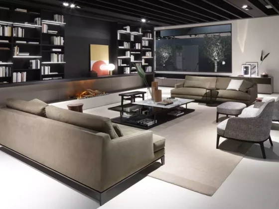 Modern eingerichtetes Wohnzimmer mit Poliform Sofas, Sesseln, großem Couchtisch, beleuchtetem Bücherregal und Kamin im