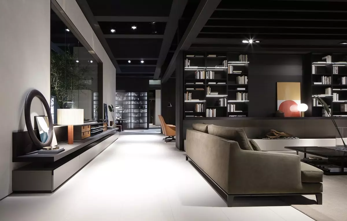 Modern gestalteter Wohnraum mit Poliform Sofa, beleuchtetem Regal, Sideboard mit Dekoration und Lounge-Sesseln im