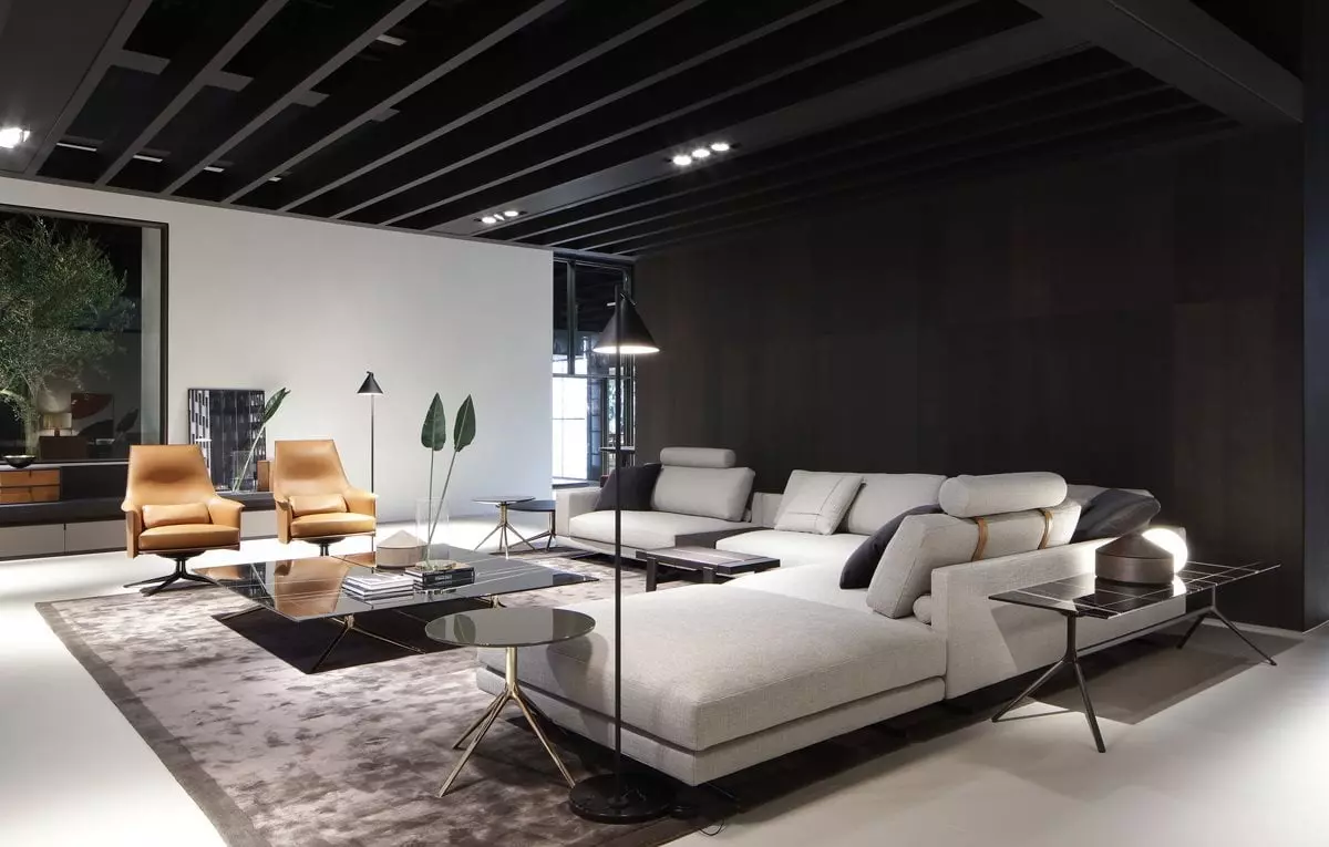Modernes Wohnzimmer mit Poliform Sofa, zwei Ledersesseln, Couchtisch und Stehlampen in stilvollem Showroom-Design