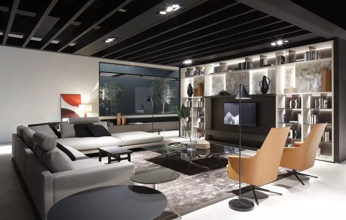Modernes Wohnzimmer mit Poliform Sofa, zwei cognacfarbigen Sesseln, großem Teppich, beleuchtetem Regal und TV-Wand im