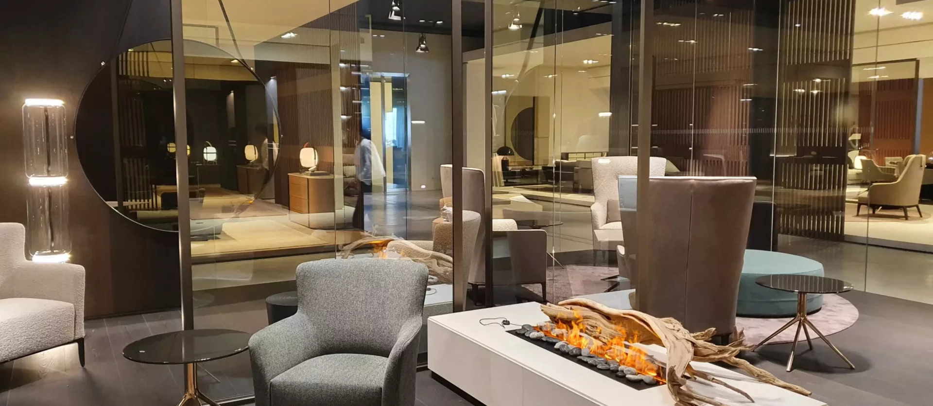 Moderner Poliform Showroom mit Designermöbeln, gemütlichen Sesseln und einem dekorativen Kamin als Raumlösung in Salzburg.