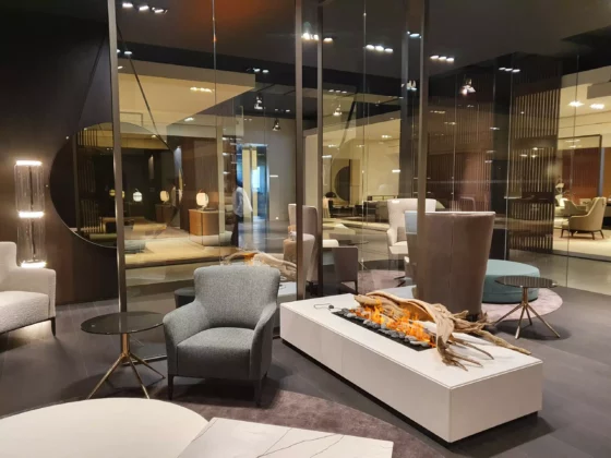 Moderner Poliform Showroom mit Designermöbeln, gemütlichen Sesseln und einem dekorativen Kamin als Raumlösung in Salzburg.