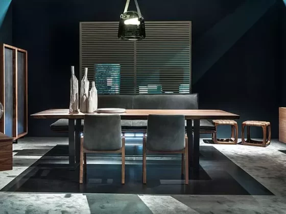 Moderner Massivholztisch von Riva1920 mit zwei grauen Stühlen, schwarzer Bank, Holzhockern und skulpturalen Vasen im