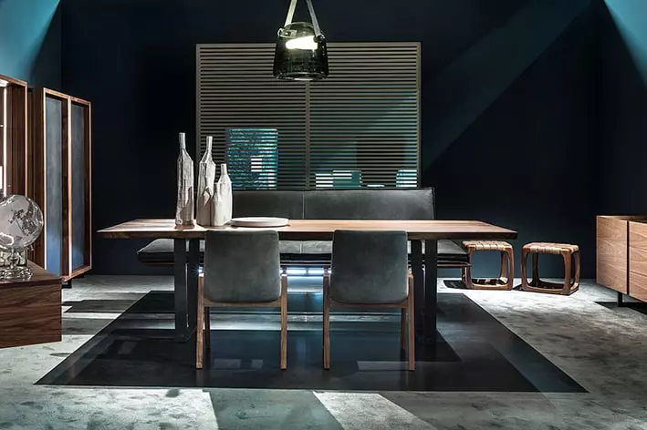 Moderner Massivholztisch von Riva1920 mit zwei grauen Stühlen, schwarzer Bank, Holzhockern und skulpturalen Vasen im