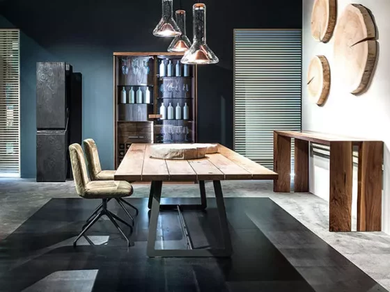 Moderner Massivholztisch von Riva1920 mit zwei Stühlen, Holzvitrine und Wanddekoration aus Holzscheiben in stilvollem