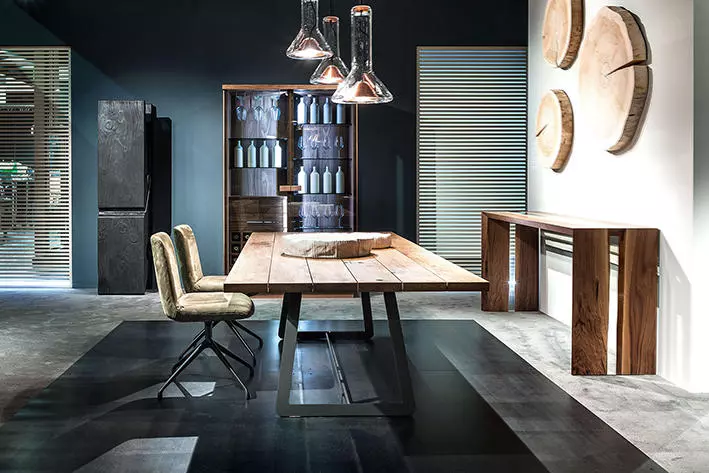 Moderner Massivholztisch von Riva1920 mit zwei Stühlen, Holzvitrine und Wanddekoration aus Holzscheiben in stilvollem