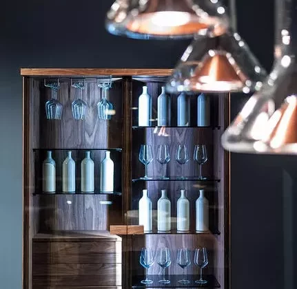 Massivholz Vitrine von Riva1920 mit Gläsern und Flaschen, modernes Möbelstück im Showroom für Innenarchitektur und