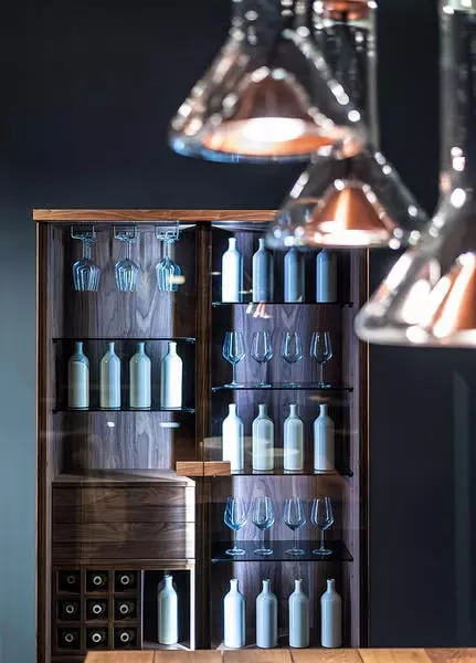 Massivholz Vitrine von Riva1920 mit Gläsern und Flaschen, modernes Möbelstück im Showroom für Innenarchitektur und