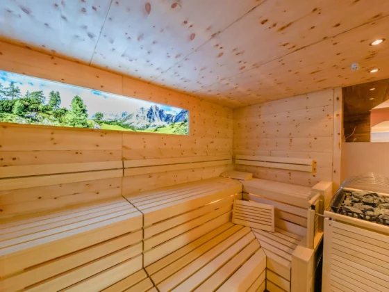 Saunabereich aus Altholz mit maßgefertigten Holzliegen und Panoramafenster mit Bergblick im Wellnessbereich, Tischler