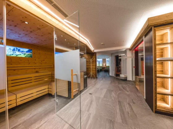 Moderner Saunabereich mit Altholz-Relaxbereich und Glasabtrennung in Tischlerei Reiter Altenmarkt Salzburgerhof Zauchensee