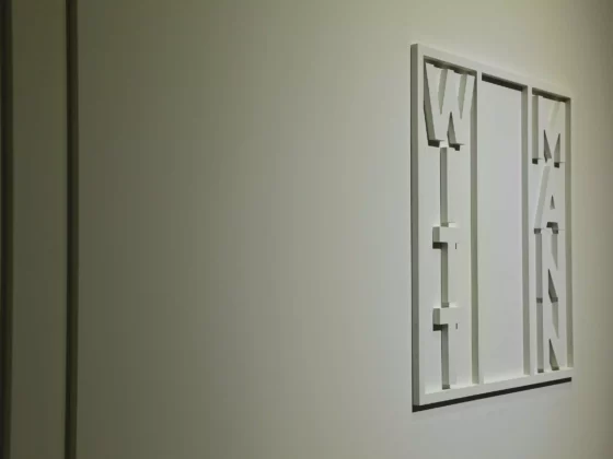 Wanddekoration mit weißen Buchstaben Wittmann in modernem Möbelstudio für Innenarchitektur und Designermöbel