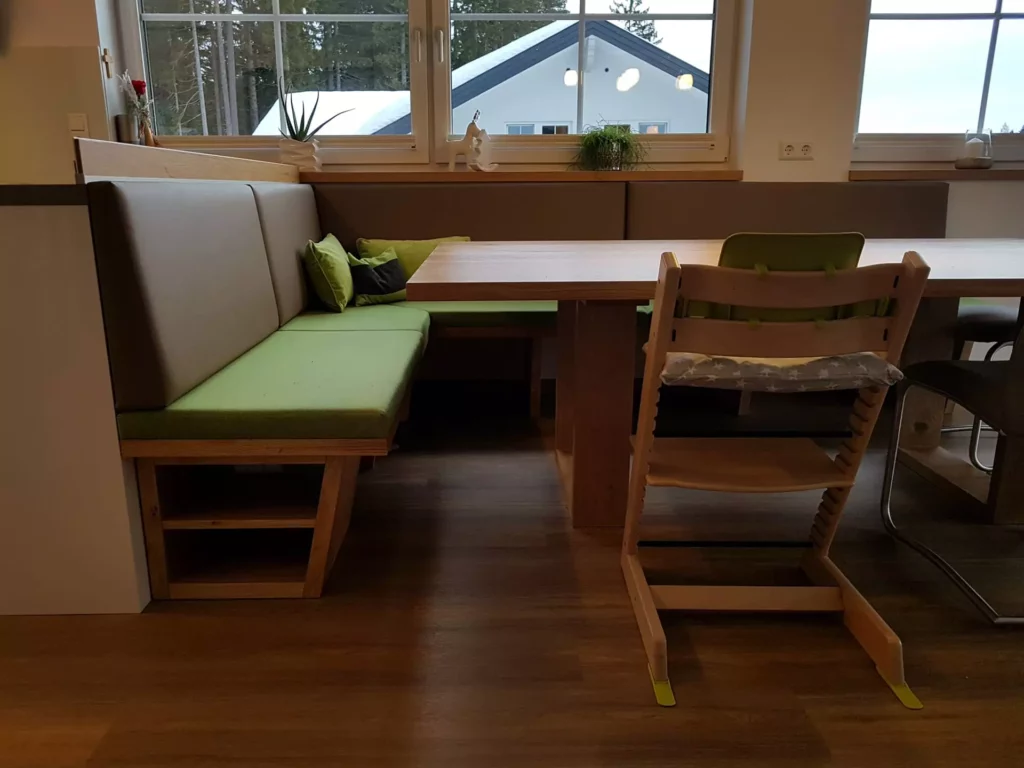 Maßgefertigte Eckbank mit grünem Sitzpolster und Holztisch in moderner Küche mit Fensterfront und Holzstuhl, Referenzen