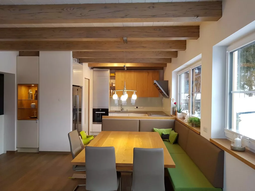 Moderne Küche mit Eckbank und Holztisch, sichtbare Holzbalken an der Decke, große Fenster, maßgefertigte, Referenzen