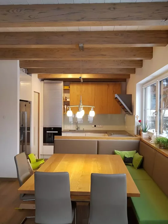 Moderne Küche mit Eckbank und Holztisch, sichtbare Holzbalken an der Decke, große Fenster, maßgefertigte, Referenzen