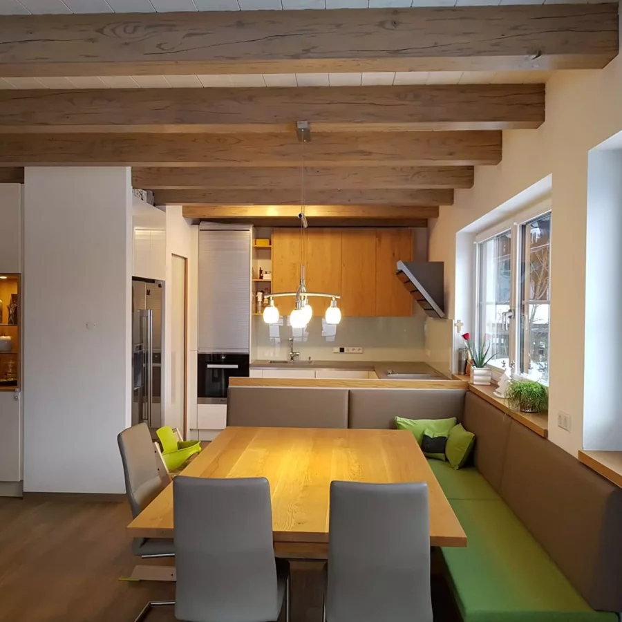 Moderne Küche mit Eckbank und Holztisch, sichtbare Holzbalken an der Decke, große Fenster, maßgefertigte, Referenzen