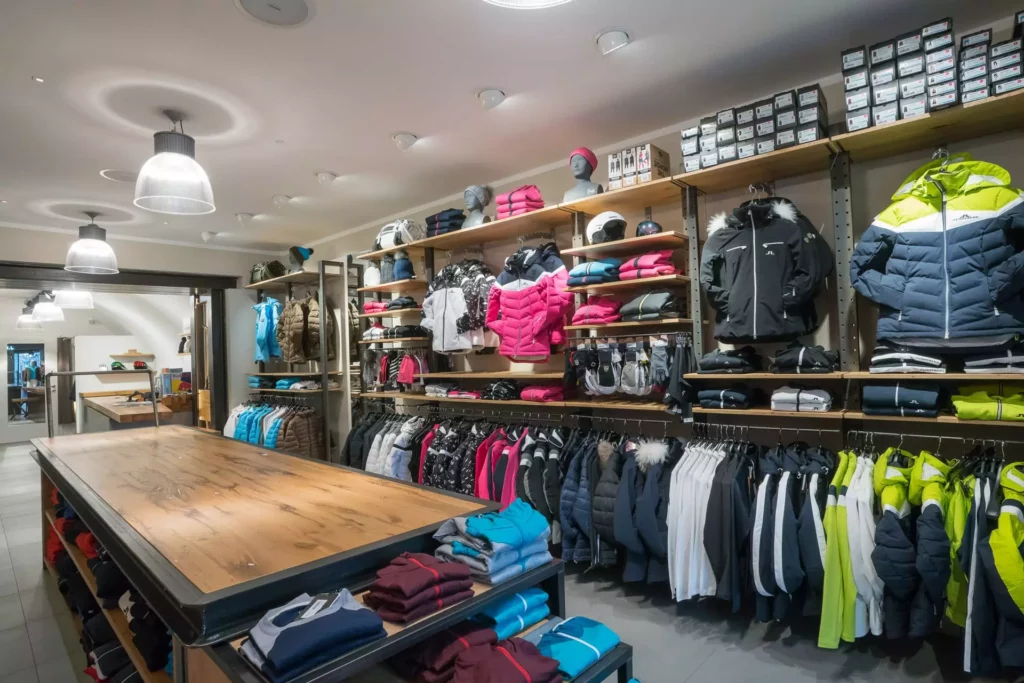 Innenarchitektur Showroom mit maßgefertigten Holzregalen und Tisch, Ski- und Winterbekleidung im Lindeberg Store, Referenzen