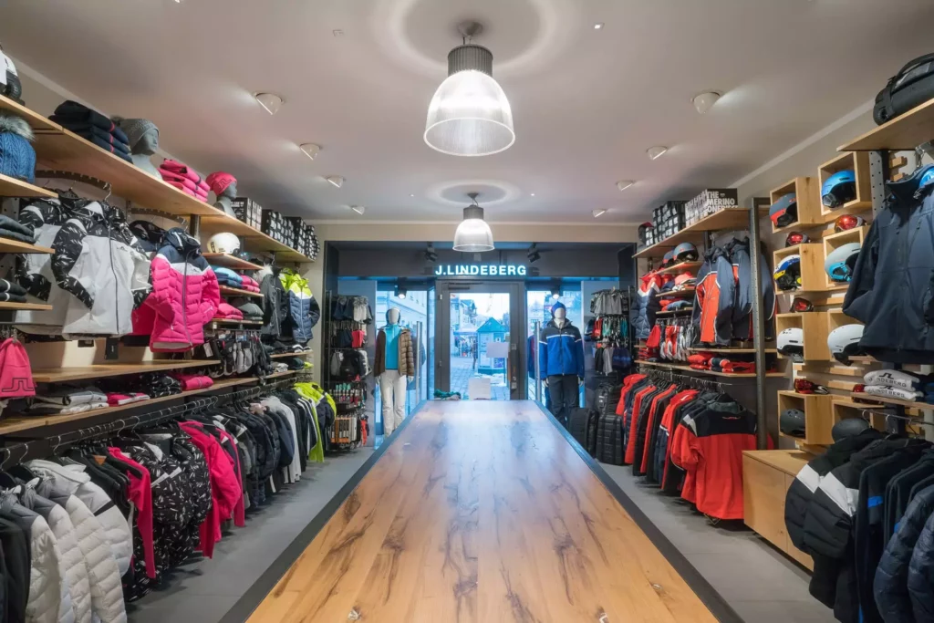 Innenarchitektur Showroom mit maßgefertigten Holzregalen und Tisch, Skibekleidung und Helmen von J.Lindeberg, Referenzen