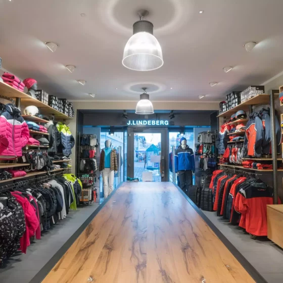 Innenarchitektur Showroom mit maßgefertigten Holzregalen und Tisch, Skibekleidung und Helmen von J.Lindeberg, Referenzen