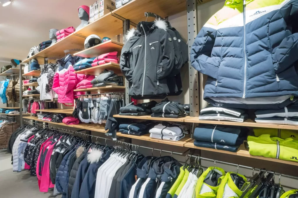 Innenarchitektur Showroom mit maßgefertigten Holzregalen und vielfältiger Winterbekleidung der Marke J.Lindeberg, Referenzen