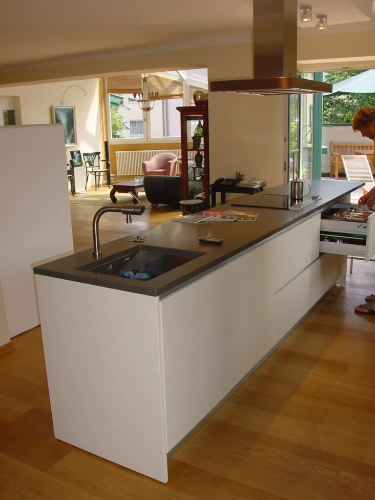 Moderne Poliform Küche mit Kochinsel, integriertem Spülbecken und Dunstabzug, offene Wohnraumplanung mit, Referenzen