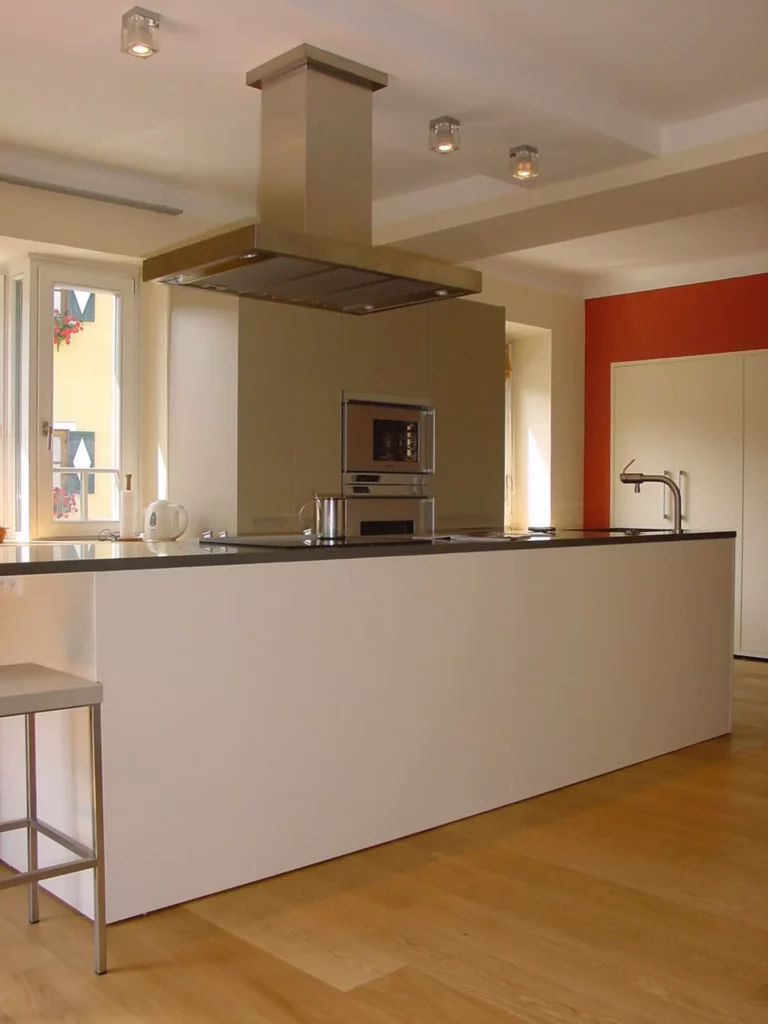 Moderne Poliform Küche mit Kochinsel, Edelstahl-Dunstabzug, Einbauofen und minimalistischer Innenarchitektur in, Referenzen