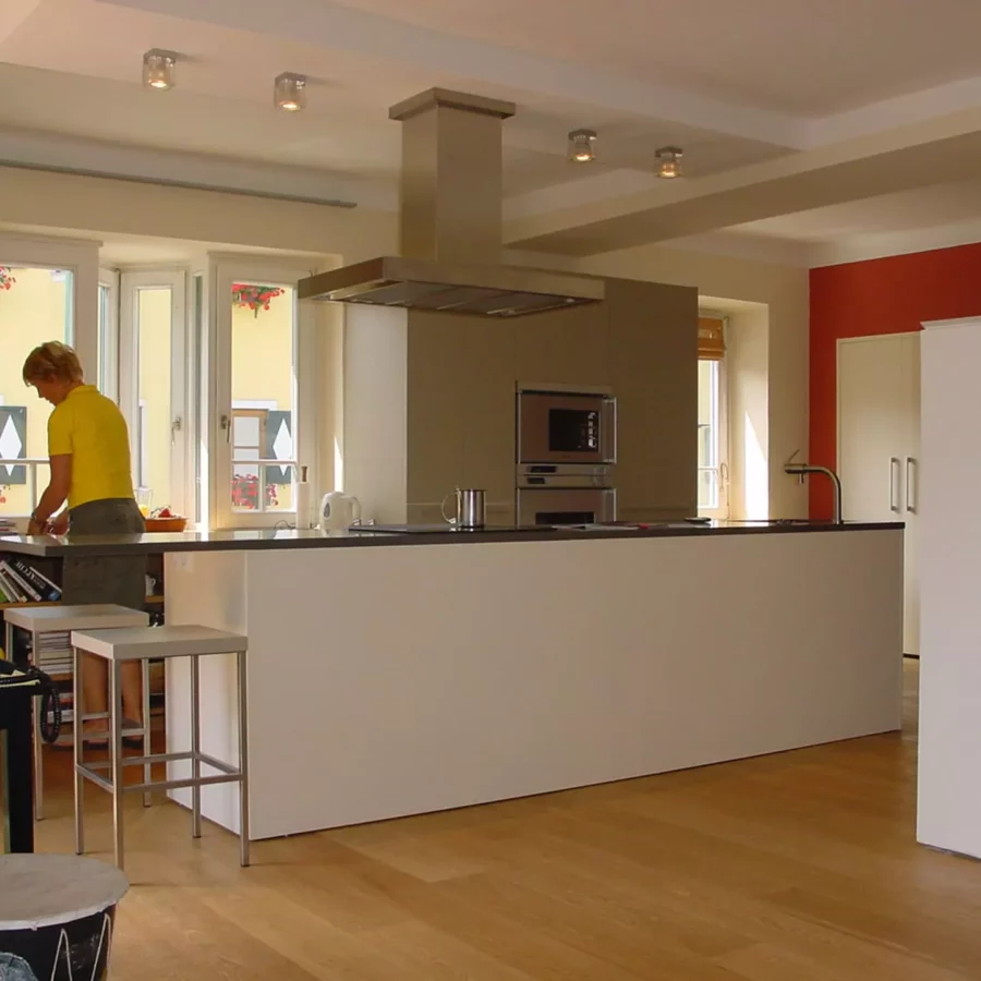 Moderne Poliform Küche mit Kochinsel, Dunstabzug, Einbaugeräten und Holzfußboden in offenem Wohnraum mit Person, Referenzen