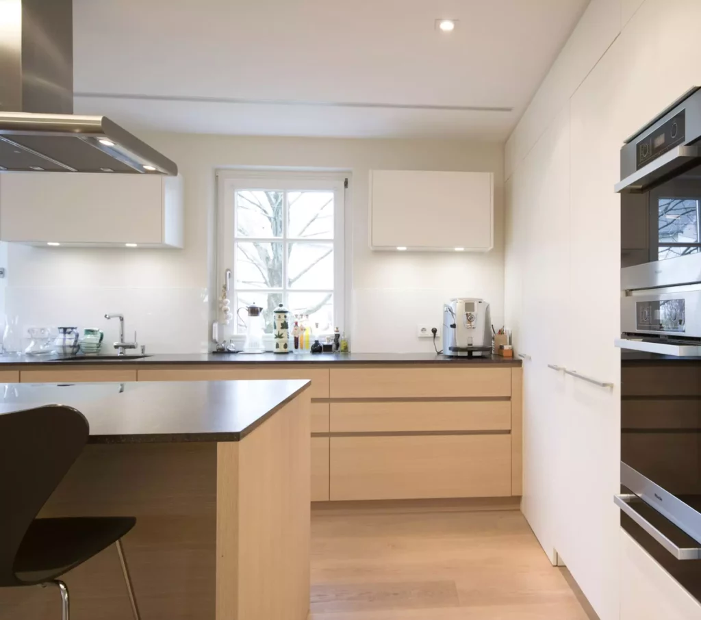 Moderne Poliform Küche in hellem Holz und Weiß mit Kochinsel, Einbaugeräten und Fenster, Innenarchitektur in, Referenzen