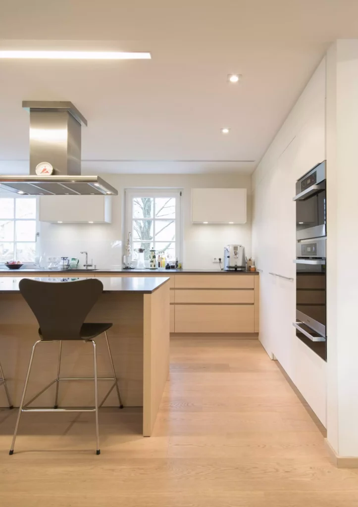 Moderne helle Küche mit Poliform Einbauküche, Kochinsel, Barhocker und integrierten Backöfen in Holz und Weiß, Referenzen