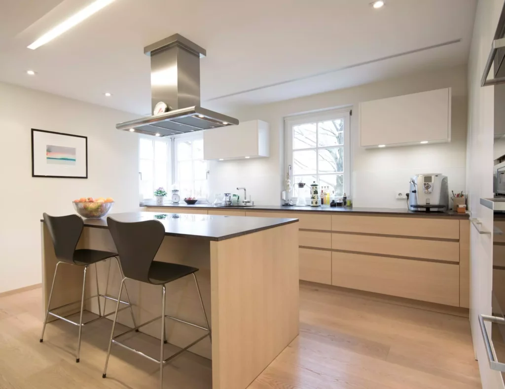 Moderne Poliform Küche in hellem Holz mit Kochinsel, Barhockern, Dunstabzug und großen Fenstern in, Referenzen