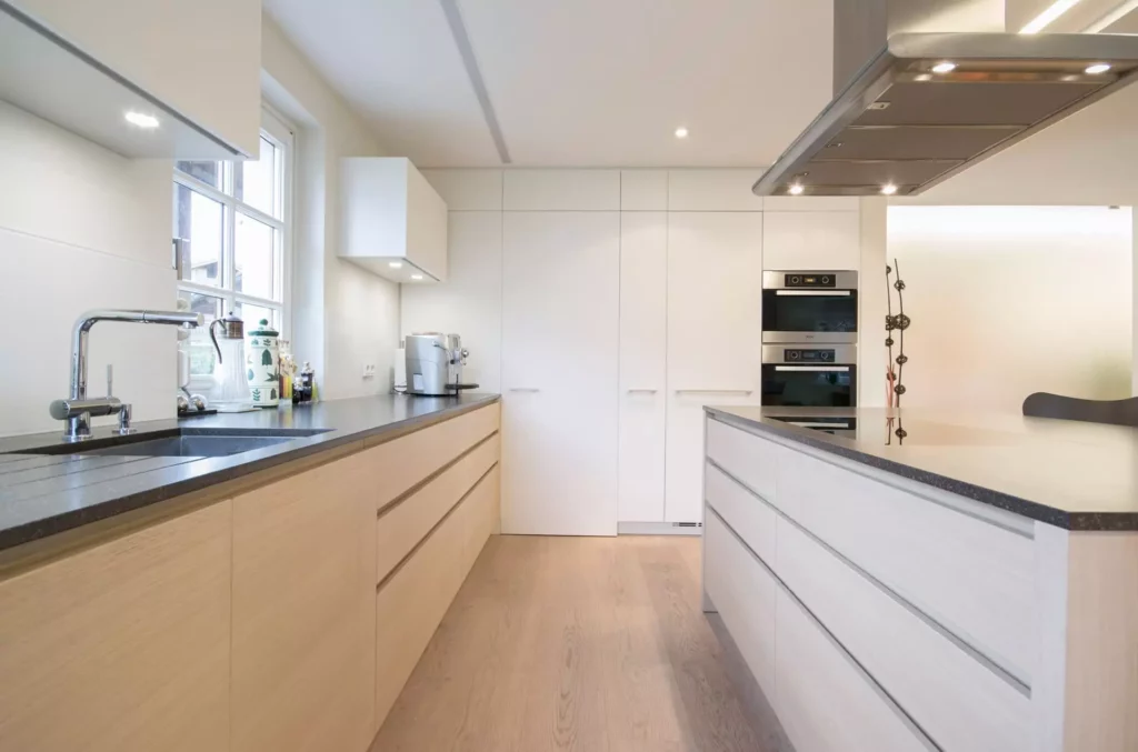 Moderne Poliform Küche in hellem Holz und Weiß mit Kochinsel, Einbaugeräten und minimalistischer, Referenzen