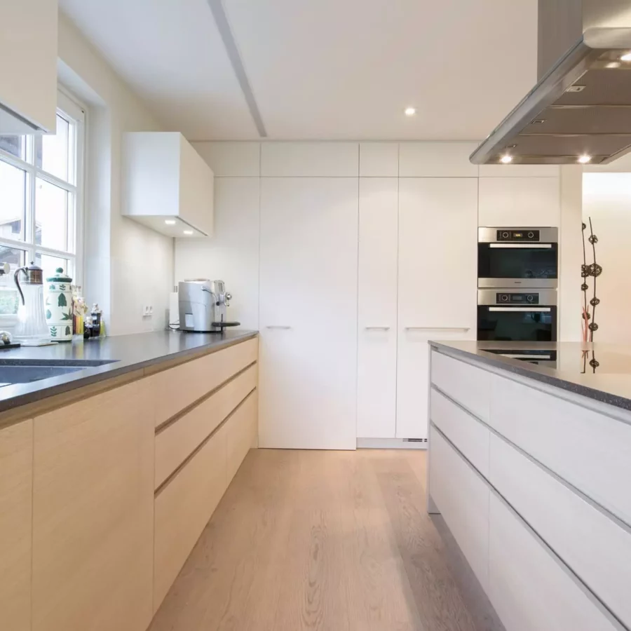 Moderne Poliform Küche in hellem Holz und Weiß mit Kochinsel, Einbaugeräten und minimalistischer, Referenzen