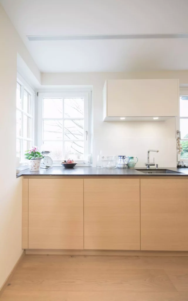 helle moderne poliform küche mit holzfronten, schwarzer arbeitsplatte, fensterfront und spüle in wohnraumplanung, Referenzen