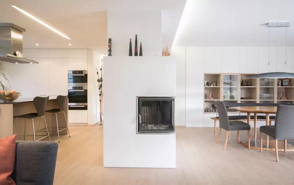 Moderner offener Wohnraum mit weißem Kamin, Poliform Küche, Essbereich mit Holz- und grauen Polstermöbeln, hellem, Referenzen