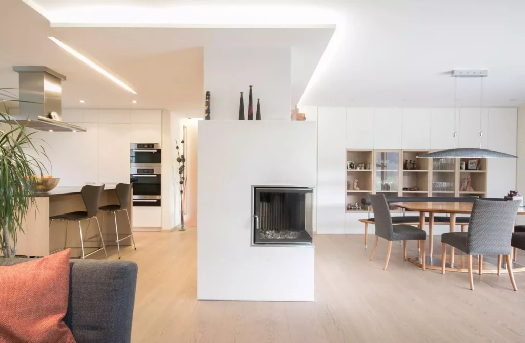 Moderner offener Wohnraum mit Poliform Küche, zentralem Kamin, Essbereich mit Designermöbeln und maßgefertigten, Referenzen
