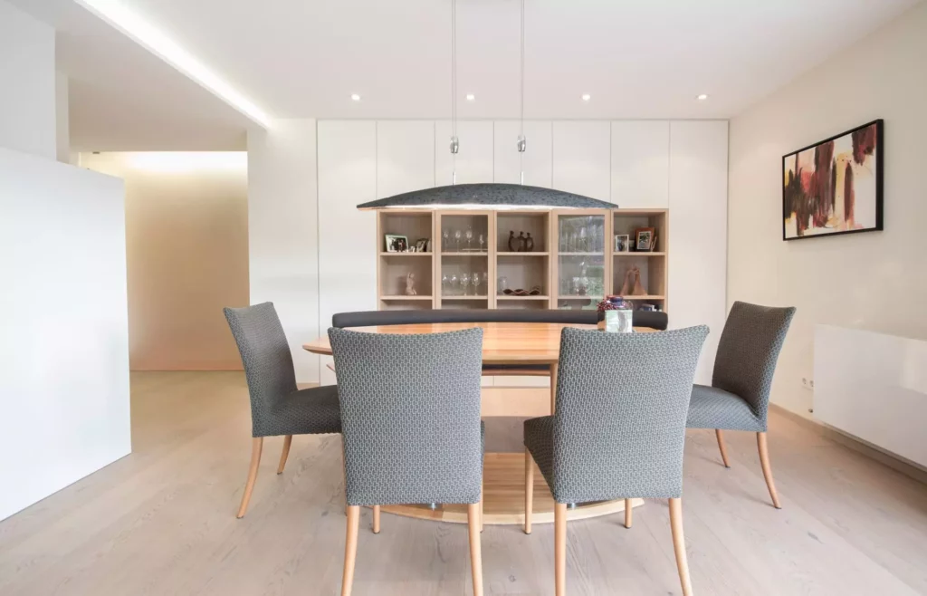 Moderner Essbereich mit Poliform Esstisch, grauen Stühlen, maßgefertigtem Sideboard und minimalistischer, Referenzen